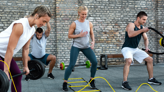mensen die buiten fitnessen