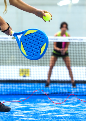 blauwe padelracket met bal in de hand die opslaat naar tegenspeler