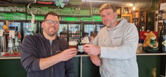 Roel en Jo uit magazine op de bank
