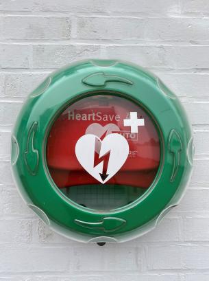 AED toestel op witte muur