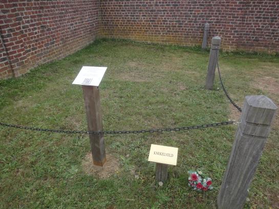 Aanduiding knekelveld op de begraafplaats van Oetingen