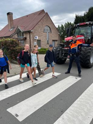 Overstekende kinderen met politie