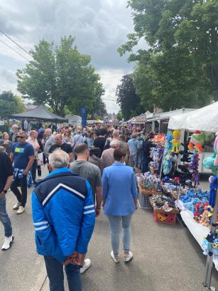 mensen die rondlopen op een markt