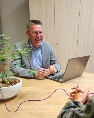 portretfoto burgemeester Kris Poelaert in gesprek met inwoner