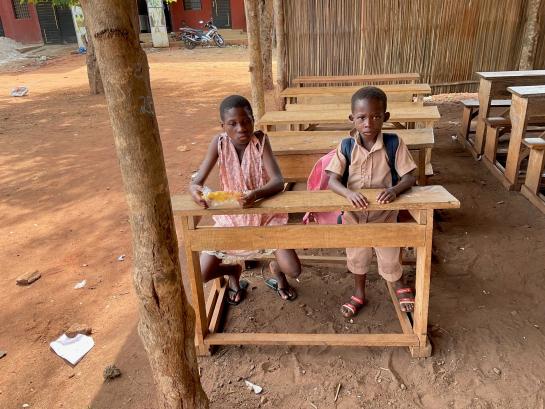 twee kinderen op een schoolbank in Togo
