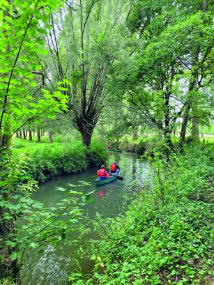 2 mensen elk in een kano die varen op de Mark