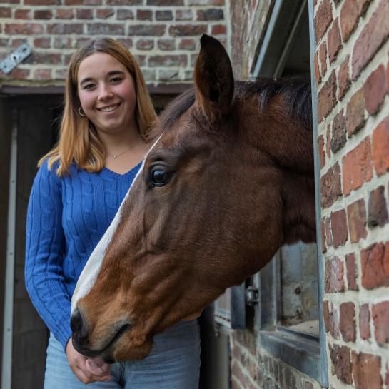 Julie Lamberts, met paard